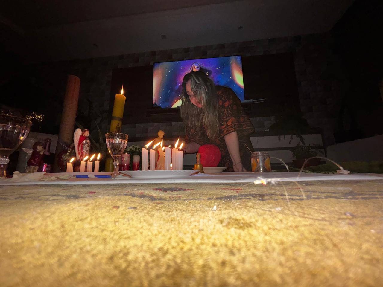Altar espiritual de Marina Luz iluminado por velas